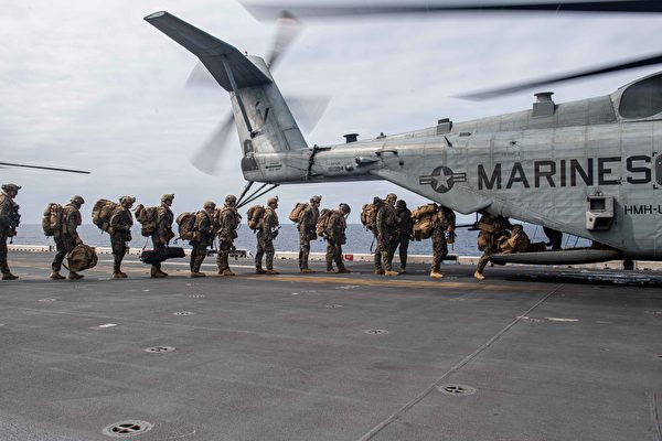2月9日，在菲律賓海域的演練中，美國海軍陸戰隊第31遠征隊登上美利堅號兩棲攻擊艦（LHA 6）搭載的一架CH-53E超級種馬直升機。（美國海軍）