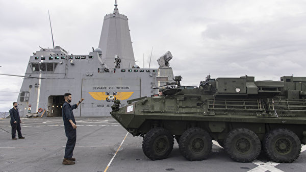 2月4日，在菲律賓海域的演練中，美國海軍陸戰隊第31遠征隊的LAV-C2輕型裝甲車在綠灣號登陸艦（LPD 20）的甲板上操作。 （美國海軍陸戰隊）