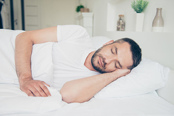 研究發現睡姿對大腦健康起到重要的作用，能降低失智症風險。(Shutterstock)