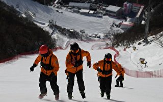 大陆滑雪教练示范旋转 学生模仿时集体跪下