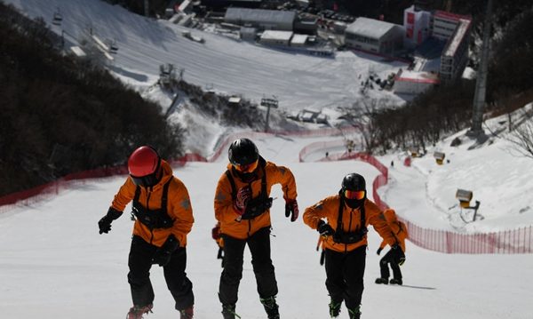 大陆滑雪教练示范旋转 学生模仿时集体跪下
