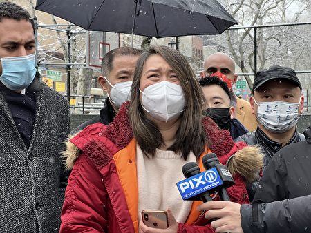 華埠州眾議員牛毓琳哭著向受害者親人道歉。