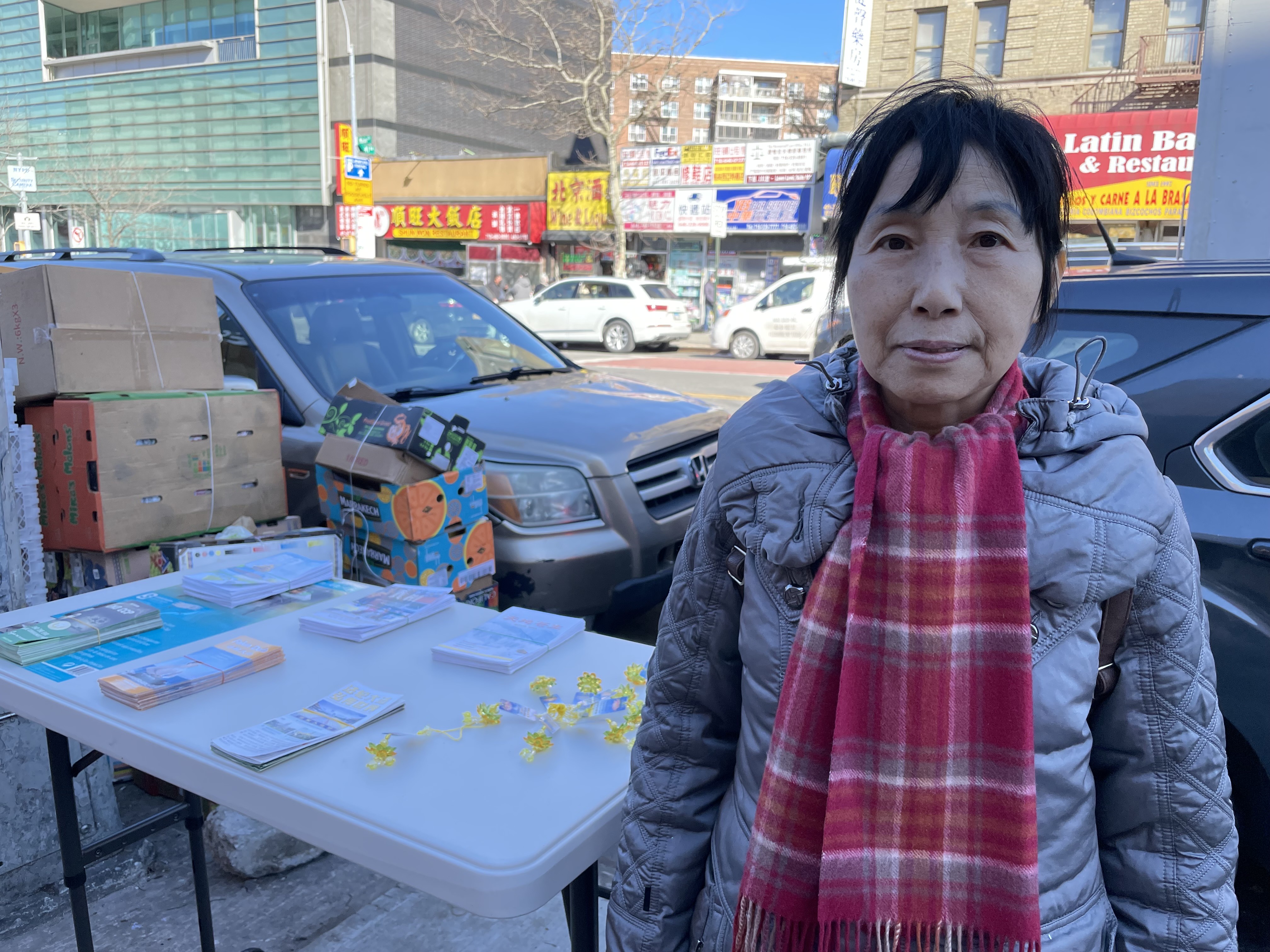 案发时在真相点值班的义工、目击证人徐卫国说,她在黄金商场真相点当义工12年,第一次遇到这样的暴力行为,她的精神受到很大冲击,希望尽快将凶徒抓拿归案。