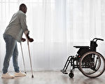 脊髓植入新型电子设备 瘫痪者成功恢复行走