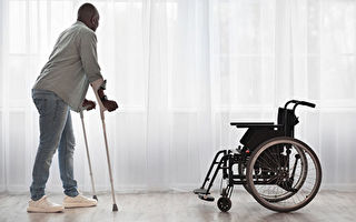脊髓植入新型電子設備 癱瘓者成功恢復行走