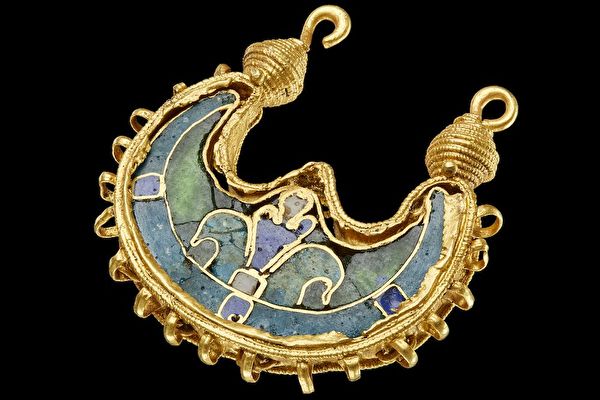 デンマークのユトランド半島で、11世紀に作られた珍しい三日月型の金のイヤリングが発掘されました。 （Søren Greve / デンマーク国立博物館提供）。