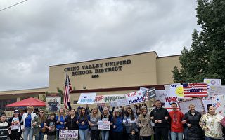 加州延續學校強制口罩令 家長與學生抗議