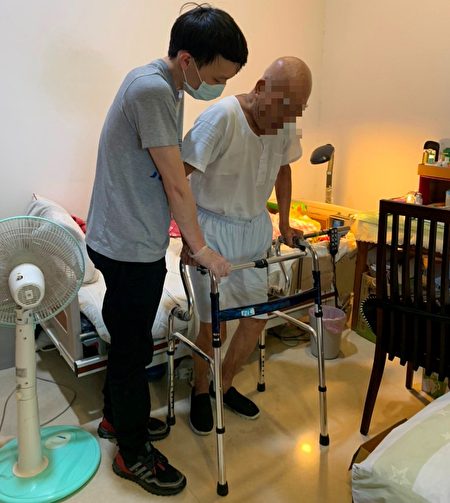 周爷爷在居家复能服务协助下，已可独立起身行走，也改善背部疼痛问题。