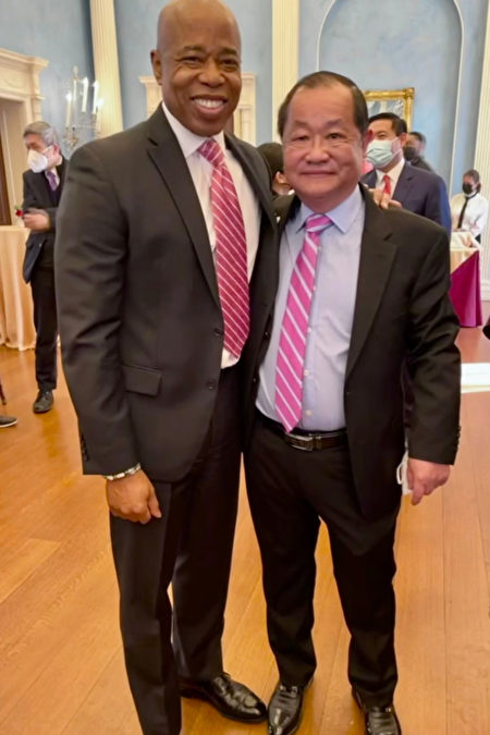 2022年2月15日，紐約市法拉盛華商會首席顧問杜彼得（右）獲市長亞當斯（左）邀請出席早餐會。
