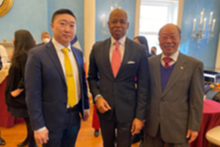 2022年2月15日，紐約中華公所現任主席於金山（右）與候任主席曾偉康（左）獲市長亞當斯（中）邀請出席早餐會。