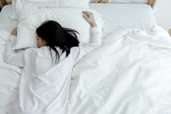 呼吸器関係の疾患にかかった時は、「うつぶせ寝」のほうが呼吸は楽です。（Shutterstock）
