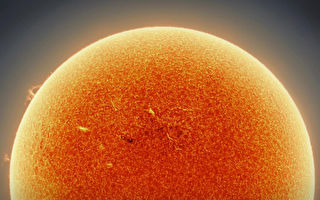 15萬張照片合成的超高清太陽照 罕見壯觀
