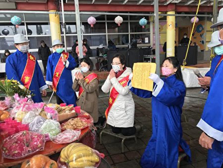 桃园尞天穿-女性参与三献祭礼，担任礼生读祝文。