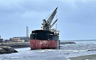 台中港东北季风来袭 2万吨货轮断缆已脱困