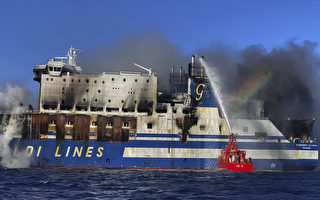 组图：意大利渡轮海上起火 10人失踪