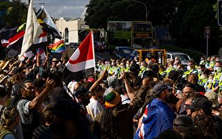 组图：新西兰反防疫民众再与警方爆发冲突