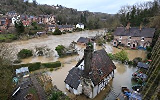 组图：风暴袭击英国 多地发出洪水警报