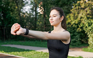 持續練回春抬腰體操可提升肌力，改善腰痛。（Shutterstock）