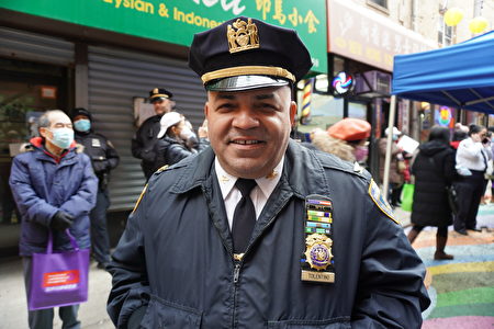 紐約市警局社會事務局長托倫蒂諾（Maximo Tolentino）