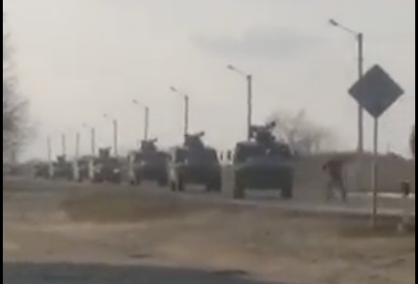 乌克兰人只身挡俄军车 重现“六四坦克人”？