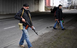 烏克蘭民眾拿起武器捍衛家園 視頻曝光