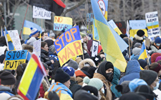數千人在多倫多市中心遊行支持烏克蘭