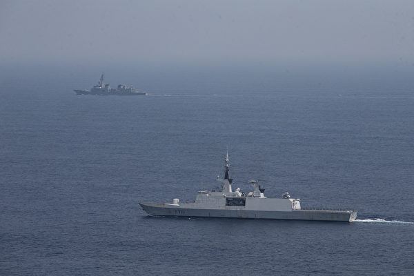 2021年4月5日，法國海軍的拉法葉級護衛艦瑟庫夫號（F711，近處）和日本海上自衛隊的驅逐艦曙光號（DD 108）在孟加拉灣聯合演習。（美國海軍陸戰隊）