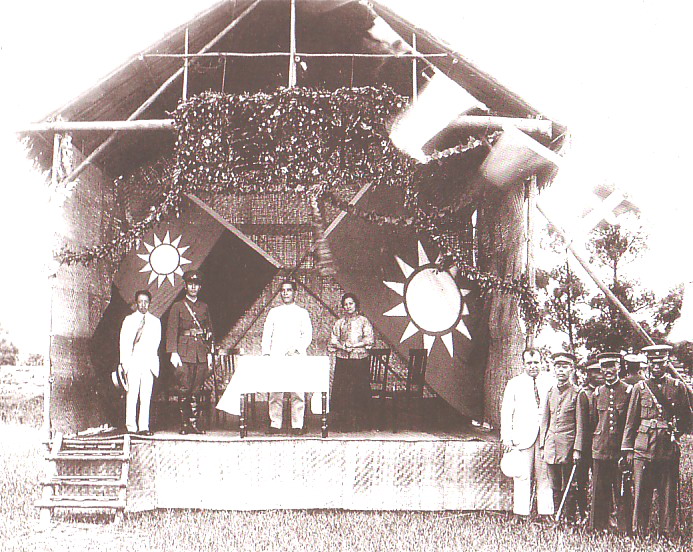 1924年5月在廣州黃埔建立黃埔軍校。蔣介石任校長,廖仲愷任黨代表。圖為1924年6月16日孫中山(左三)在黃埔軍校開學典禮演講,在場的還有宋慶齡(左四)、蔣介石(左二、廖仲愷(左一)。(公有領域)