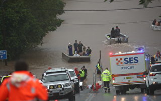 新州小城被凶猛洪水淹没 数十人被热心邻居救出