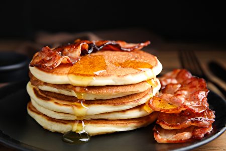 Delicious,Pancakes,With,Maple,Syrup,And,Fried,Bacon,On,Plate,