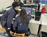 幼兒溜達於車道找媽 女警google助返家