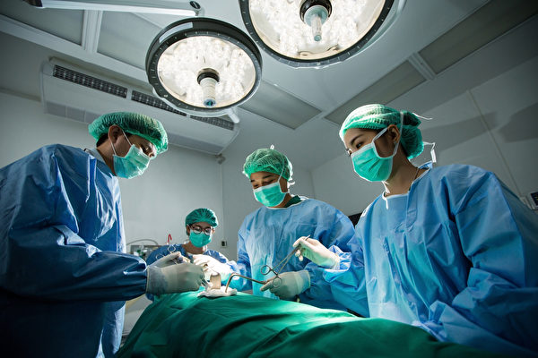 首例人體異種移植成功，但仍存在許多醫學倫理爭議(Shutterstock)