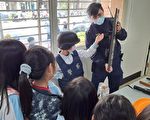 预防犯罪自小扎根 国小学童社区巡礼访派出所