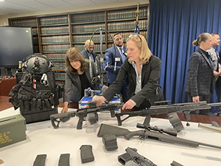 2022年3月3日，皇后区地区检察官凯兹在记者会上展示查获的枪支。