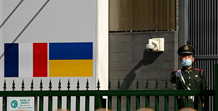 多国驻华使馆挂乌克兰国旗 夜里打黄蓝灯光