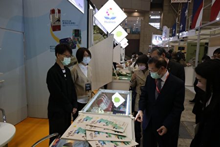 花莲优质农特产品进军2022东京国际食品展，驻日代表谢长廷（前中）特别到花莲的摊位参观。