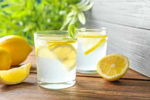 每天早上沏一壶柠檬水，开始新的一天。(Shutterstock)