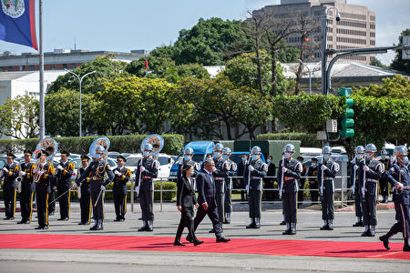 軍禮歡迎儀式9日在總統府前廣場舉行，在鳴放19響禮炮、演奏兩國國歌及檢閱儀隊後，總統蔡英文（左）與貝里斯總理布里先紐（右）分別致詞。