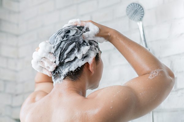 正常情况下，洗头不会越洗越油或是落发。(Shutterstock)