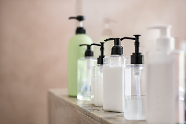洗髮精應挑選溫和、成分單純、不過度添加的為主。(Shutterstock)