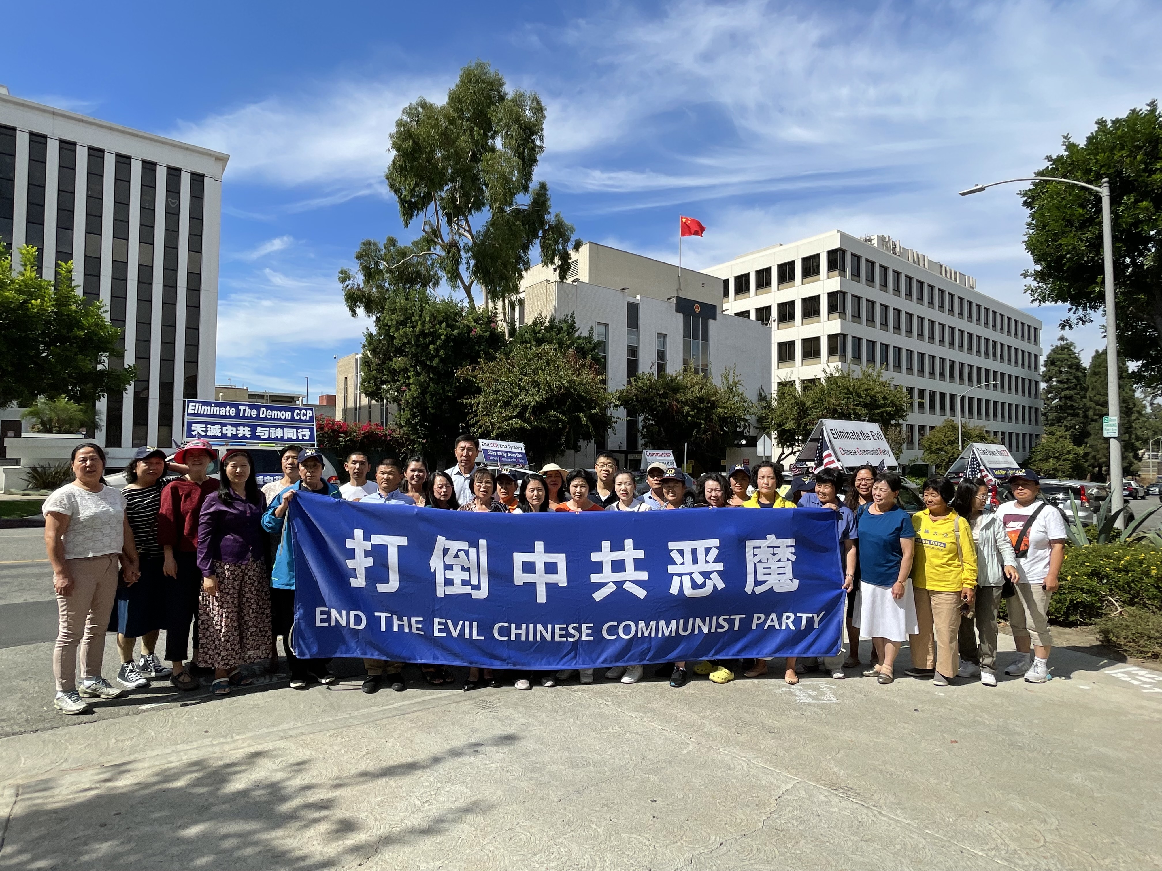 End CCP环美车队抵达洛杉矶，义工们在中领馆前高喊“打倒中共恶魔”。