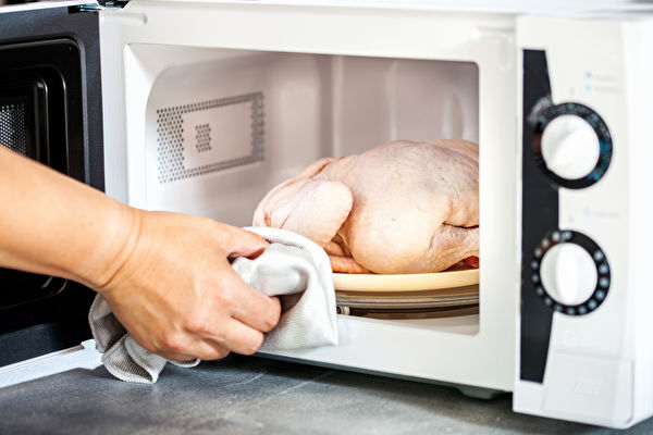 The,Defrozen,Raw,Chicken,In,The,Microwave.,Selective,Focus.