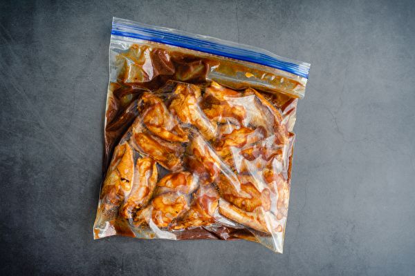 Raw,Chicken,Wings,Marinating,In,A,Plastic,Bag:,Uncooked,Chicken