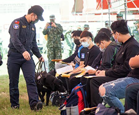 宪兵203指挥部台中宪兵队缉毒犬分组，在召员报到时，针对个人行李，执行安全检查。
