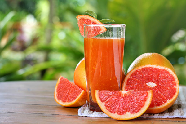 八種食物對於直接改善你的膽固醇有幫助。圖為葡萄柚汁。(Shutterstock)