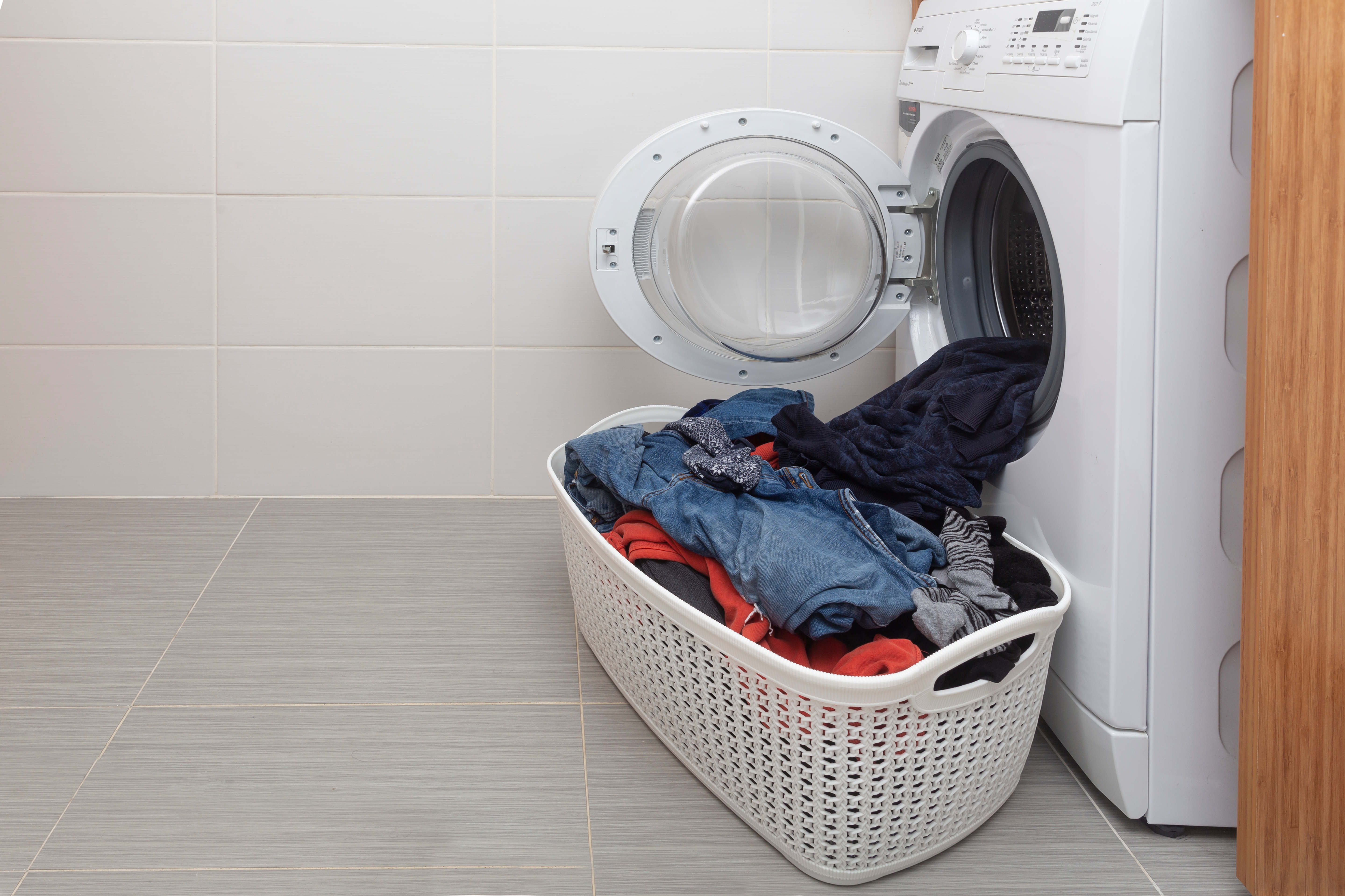 牛仔布應該用冷水清洗。(Shutterstock)