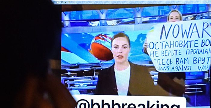 俄法院下令逮捕曾闯电视台直播间的反战记者