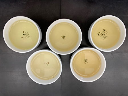 成熟葉製茶技術所製成特殊風味茶滋味甘甜，茶湯色澤明亮。