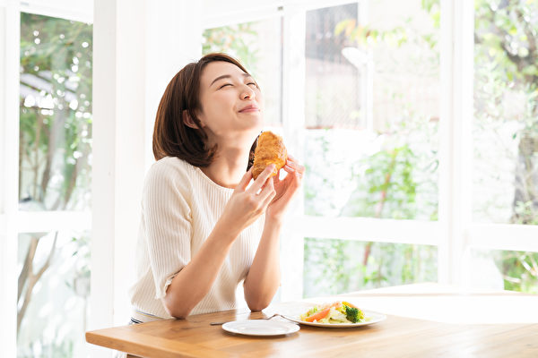 吃对食物，补充必要的营养素，能让大脑开心。(Shutterstock)