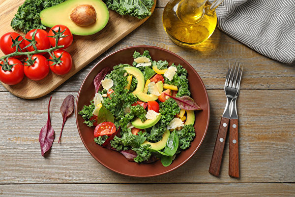 营养的、植物性的饮食，有助于改善类风湿性关节炎。(Shutterstock)